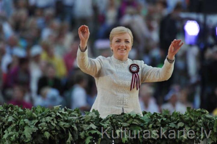 Sieviešu koris Dzintars vadītāja/ diriģente Aira Birziņa